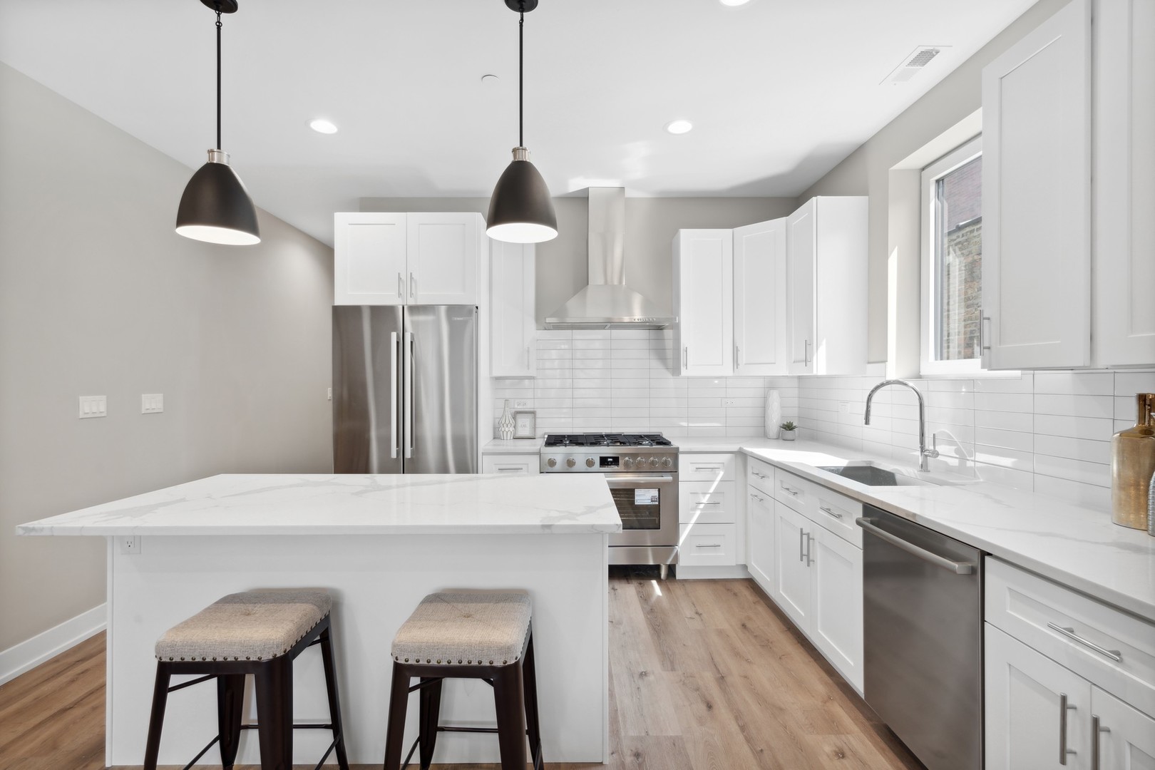 3335 N Sheffield Avenue Unit: 2N