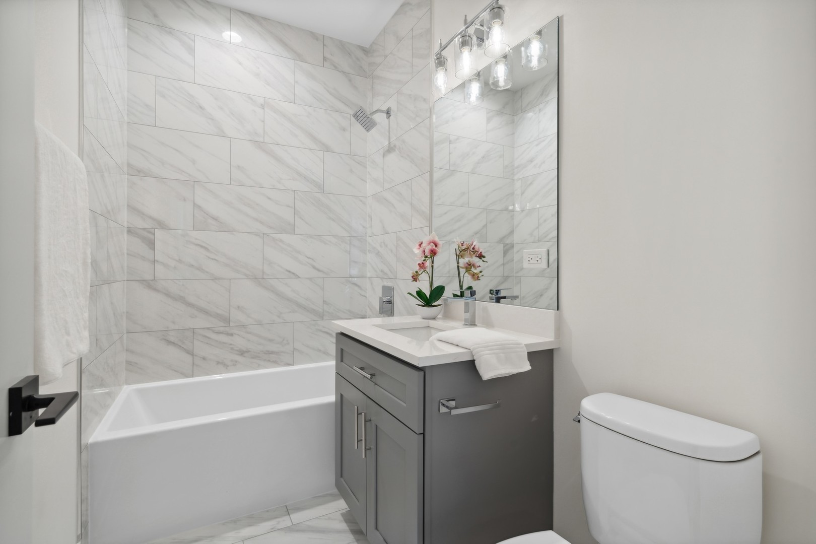 3335 N Sheffield Avenue Unit: 2N