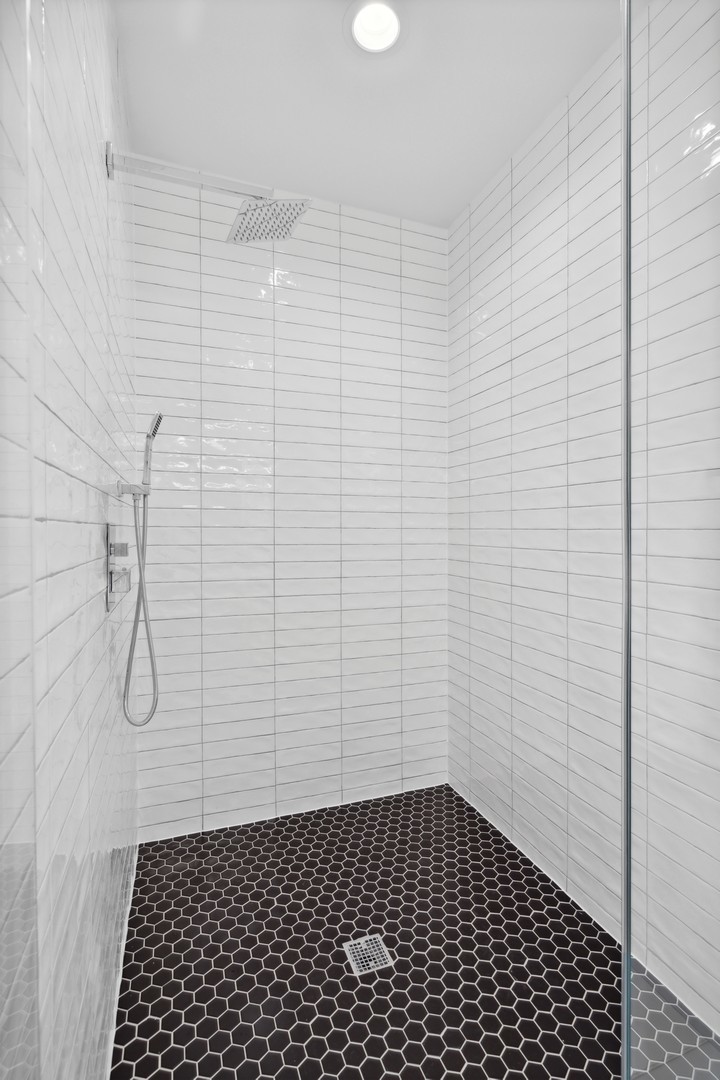 3335 N Sheffield Avenue Unit: 2N