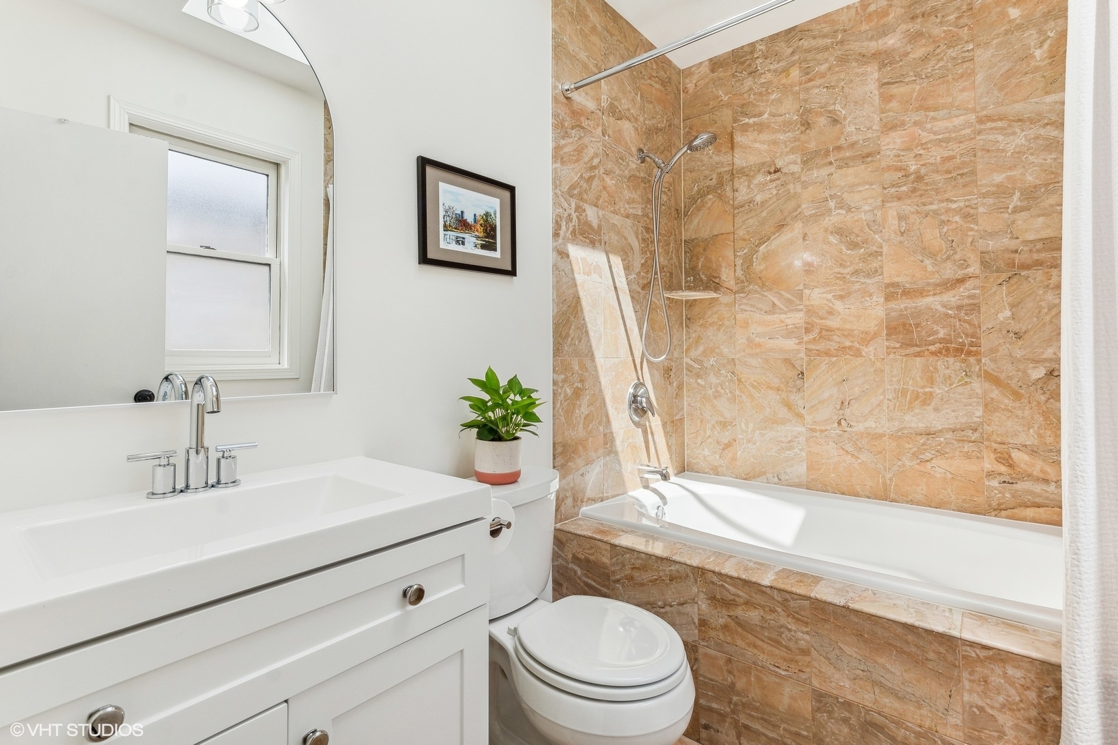 925 W Lakeside Place Unit: 3E