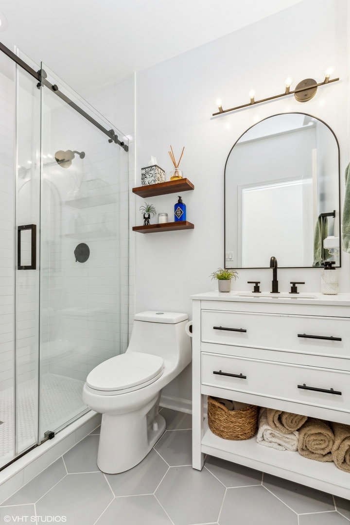 925 W Lakeside Place Unit: 3E