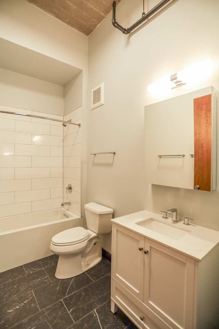 4046 N Hermitage Avenue Unit: 201