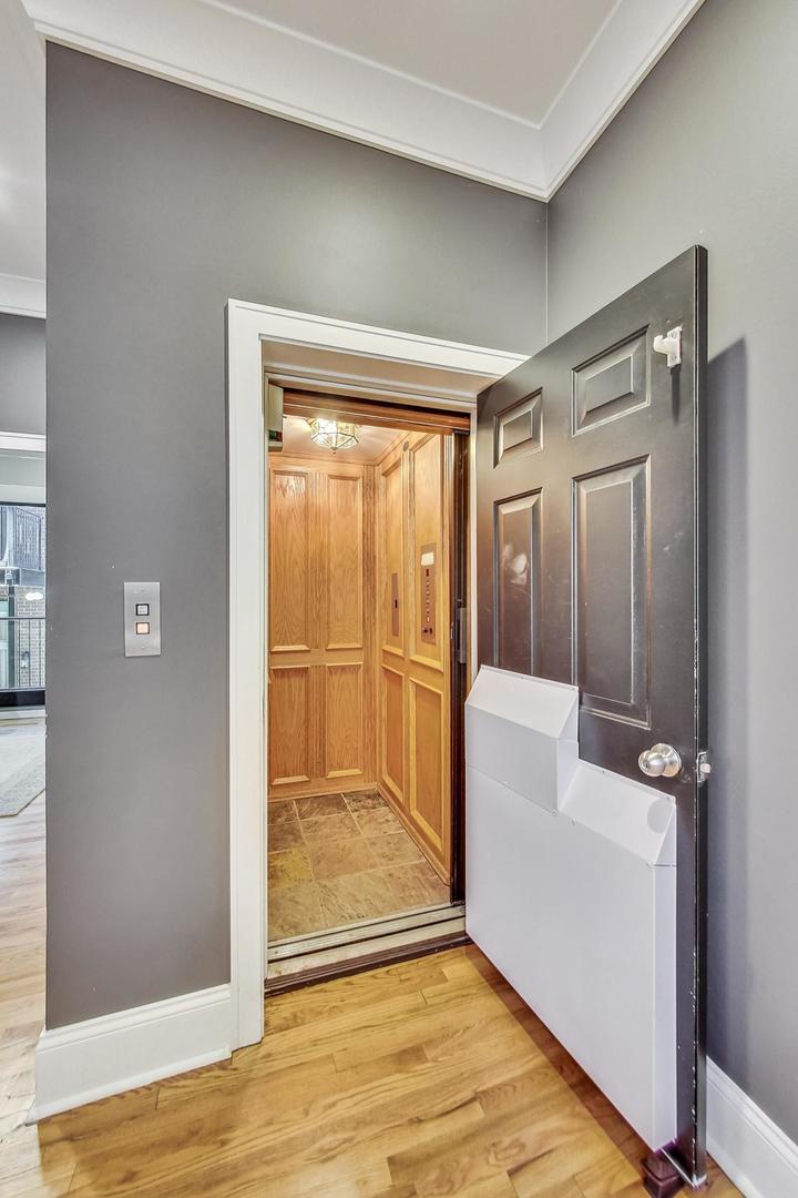 243 W Scott Street Unit: 2