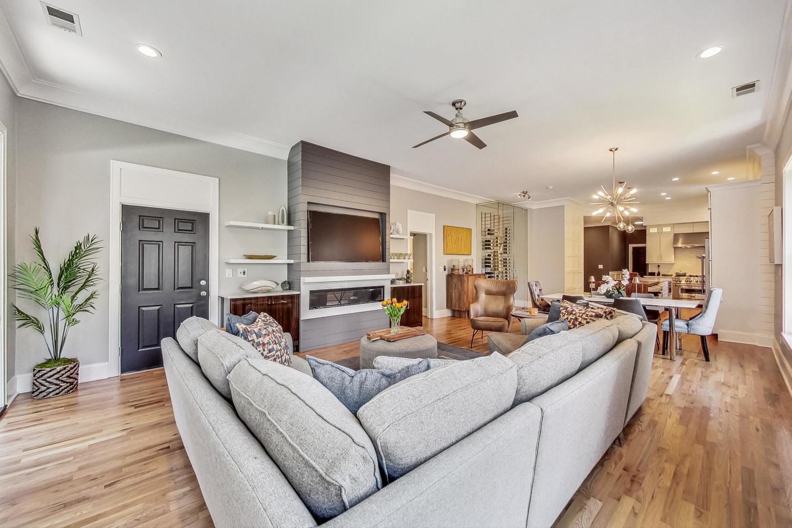 243 W Scott Street Unit: 2