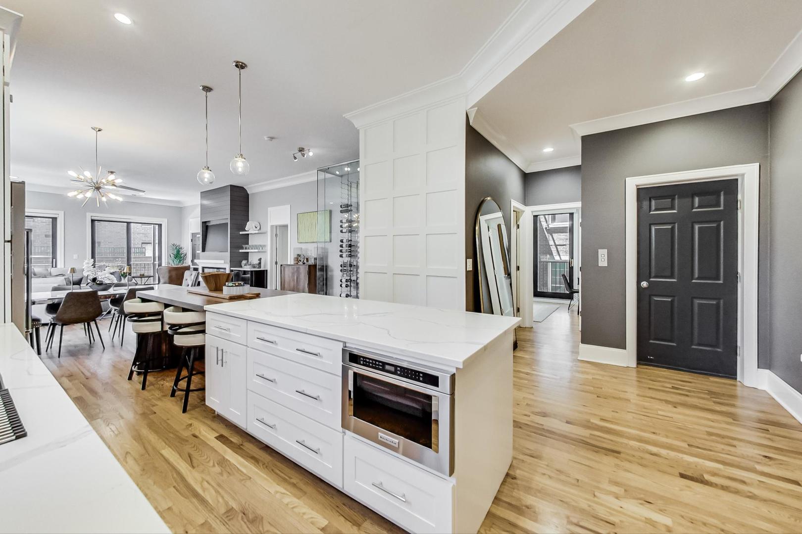 243 W Scott Street Unit: 2