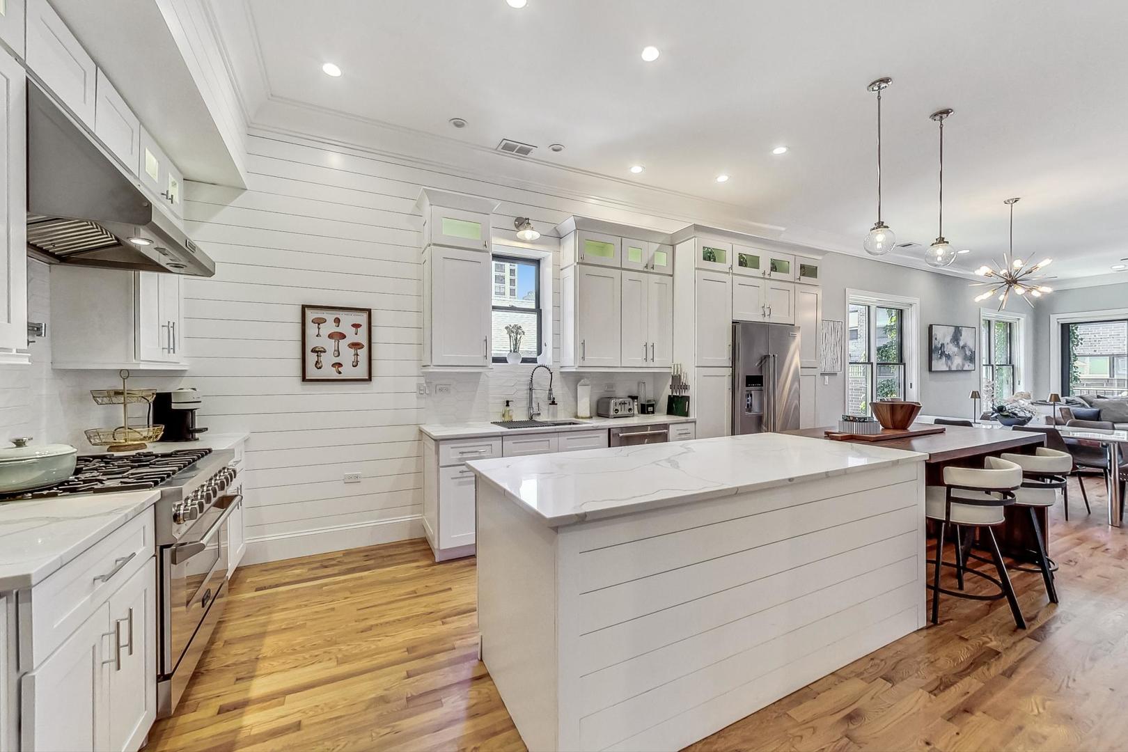 243 W Scott Street Unit: 2