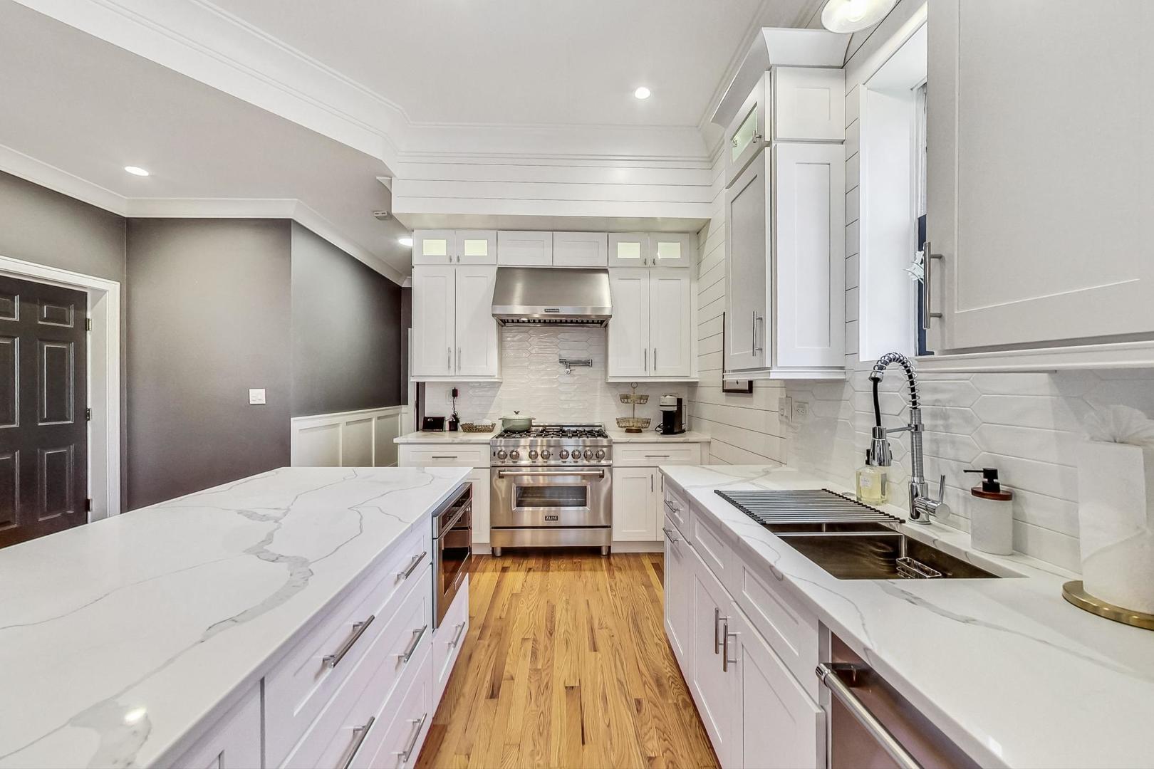 243 W Scott Street Unit: 2