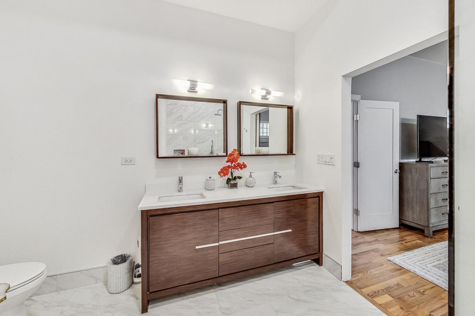 243 W Scott Street Unit: 2