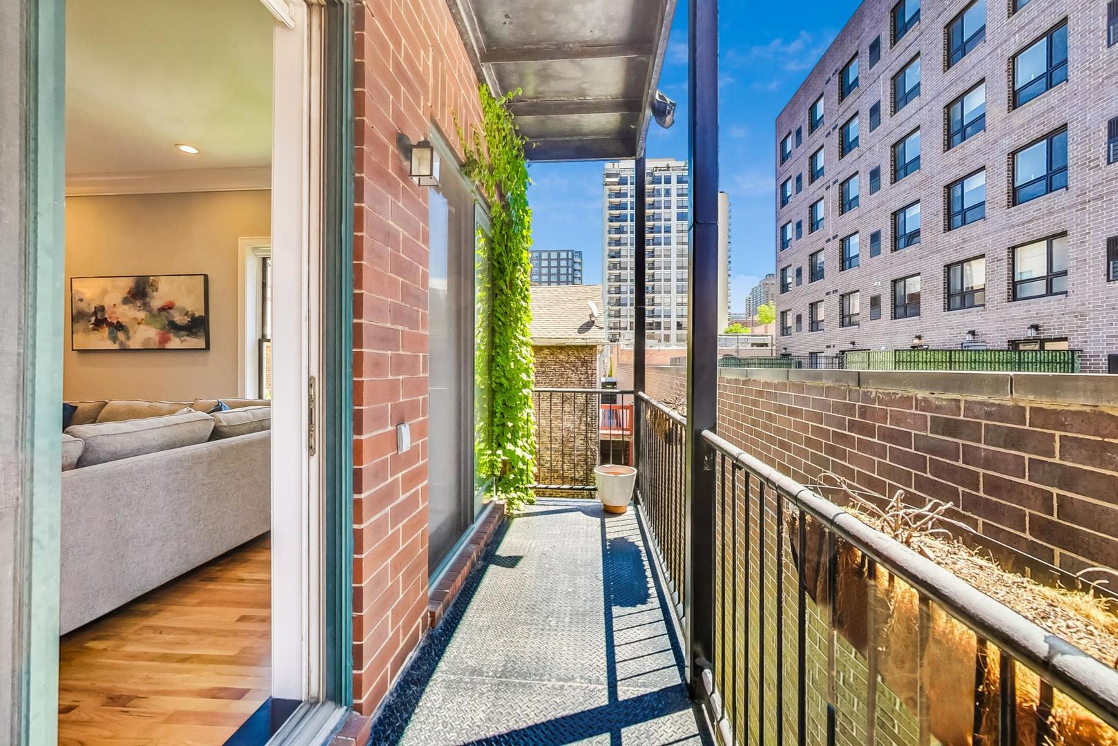 243 W Scott Street Unit: 2