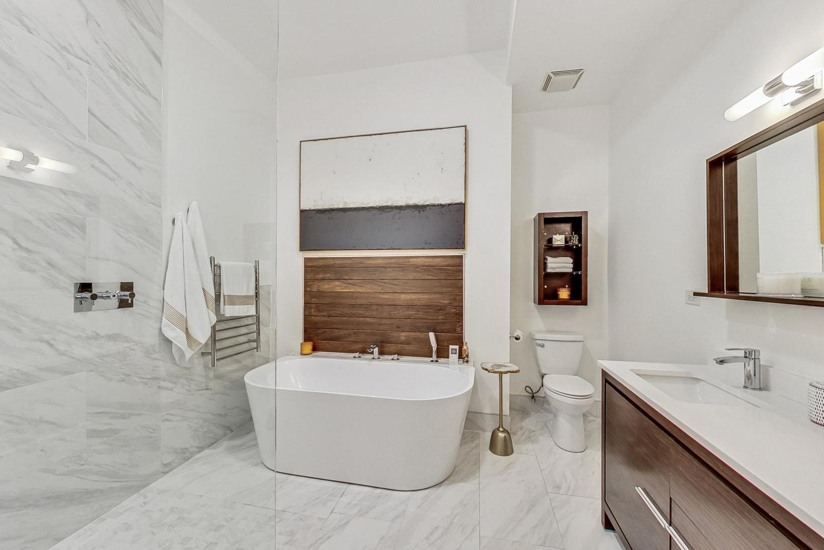 243 W Scott Street Unit: 2