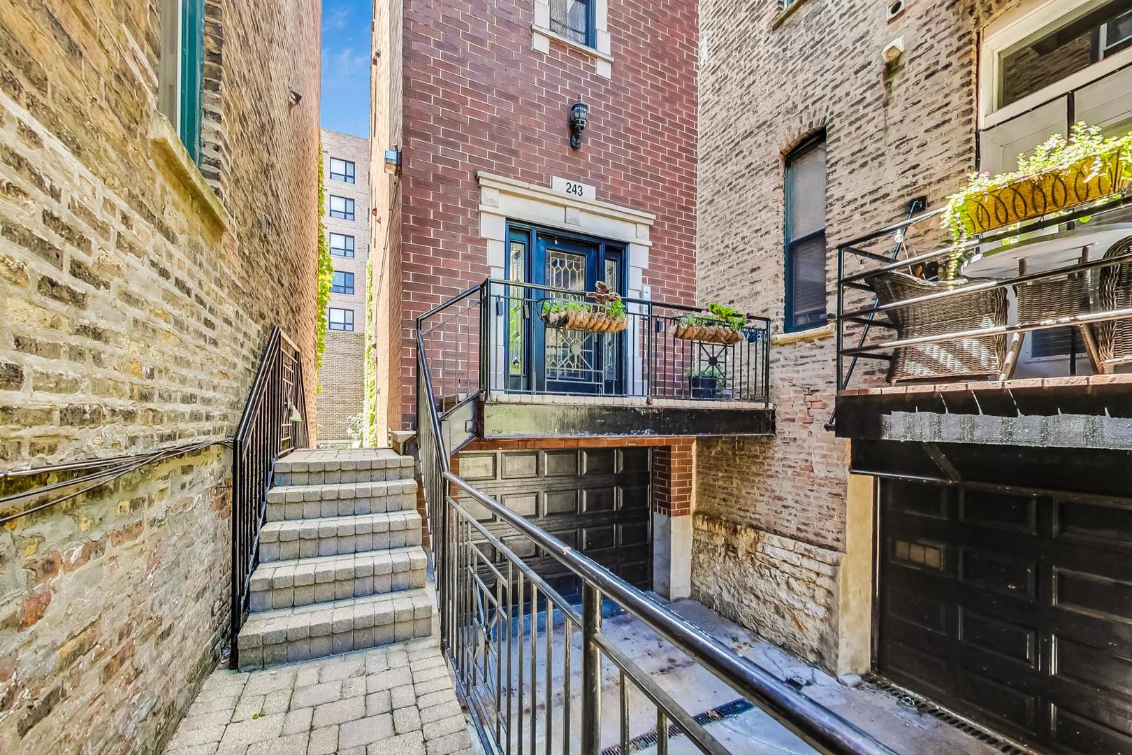 243 W Scott Street Unit: 2