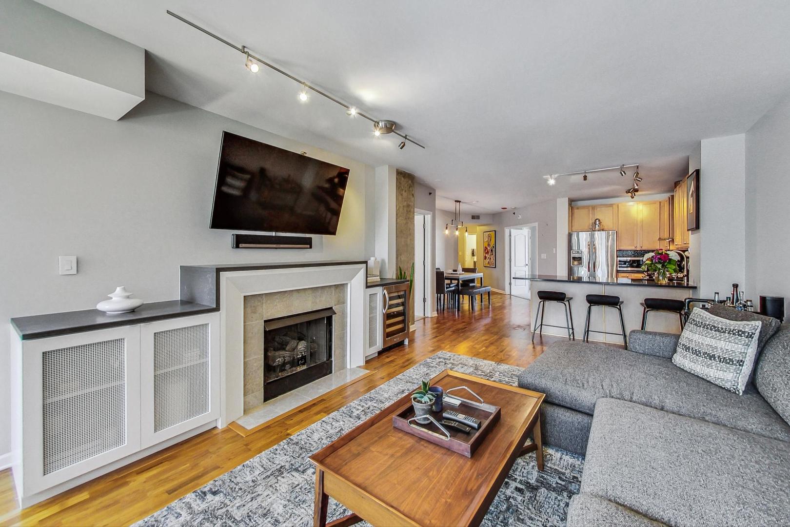 1212 N Wells Street Unit: 801