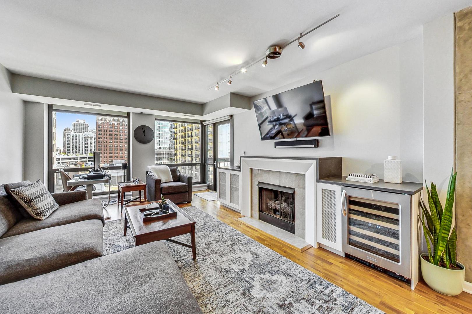 1212 N Wells Street Unit: 801