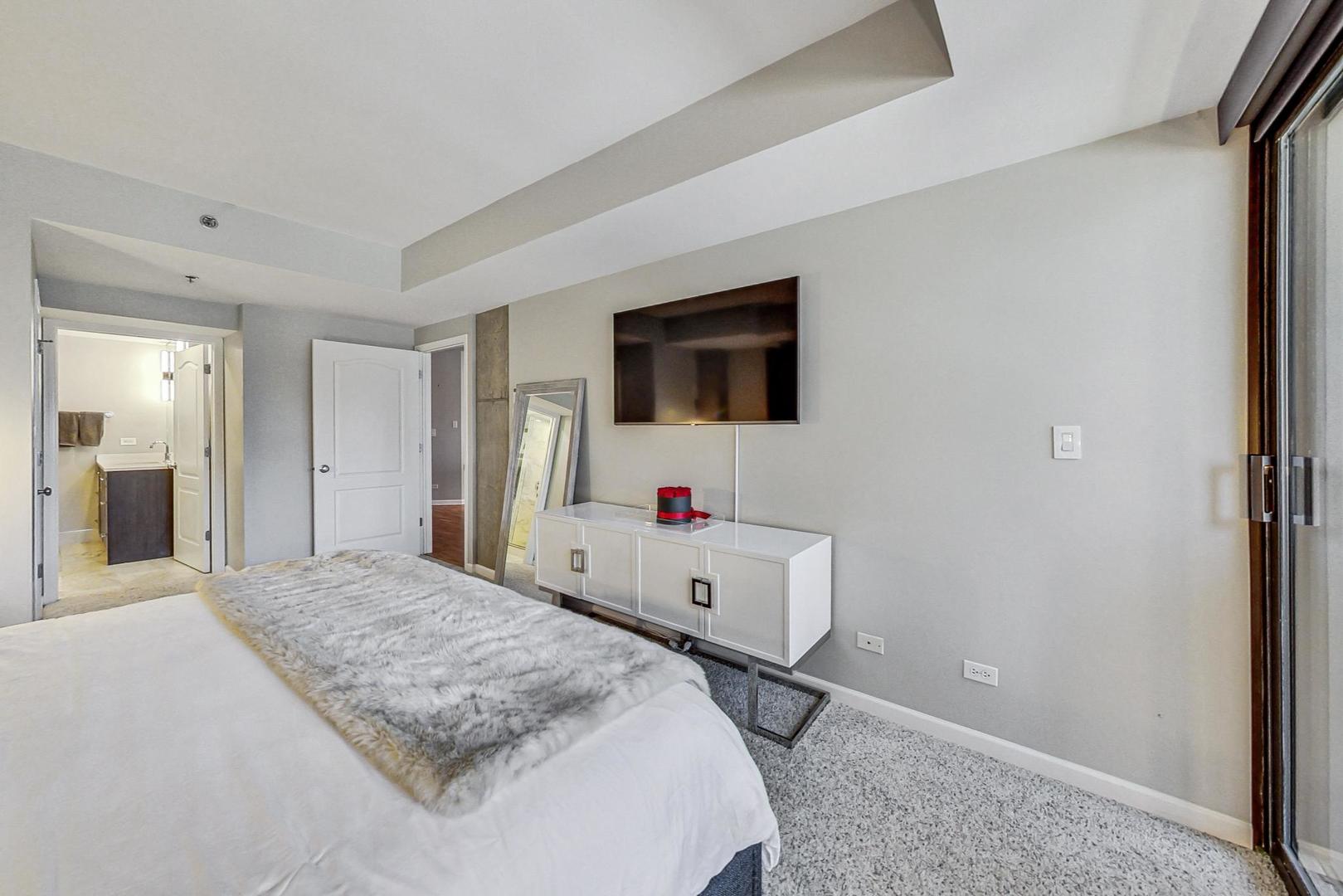 1212 N Wells Street Unit: 801