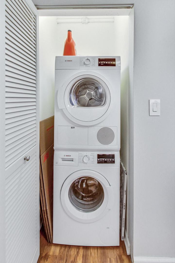 1212 N Wells Street Unit: 801