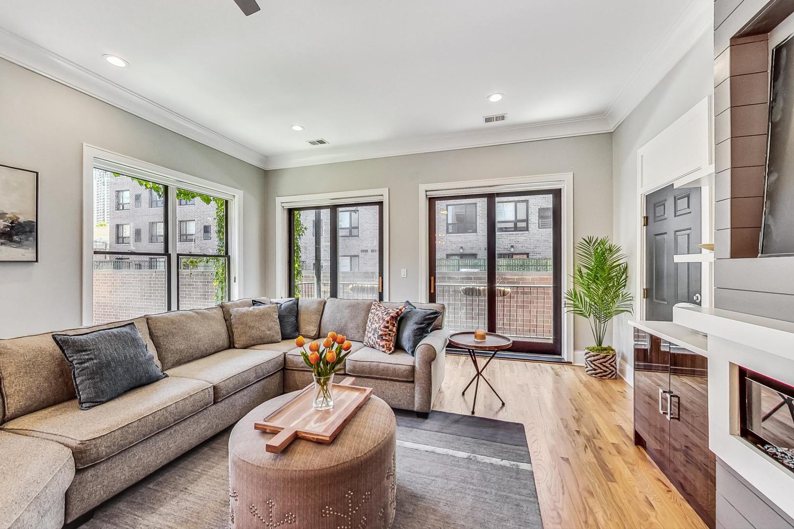 243 W Scott Street Unit: 2