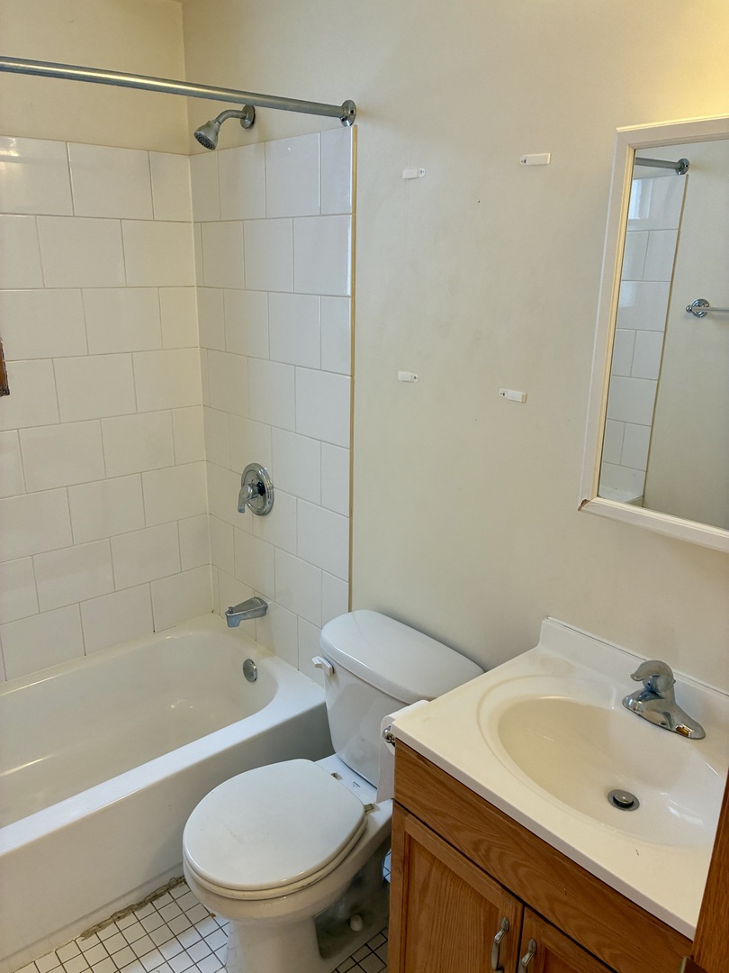 2710 N Ridgeway Avenue Unit: 2