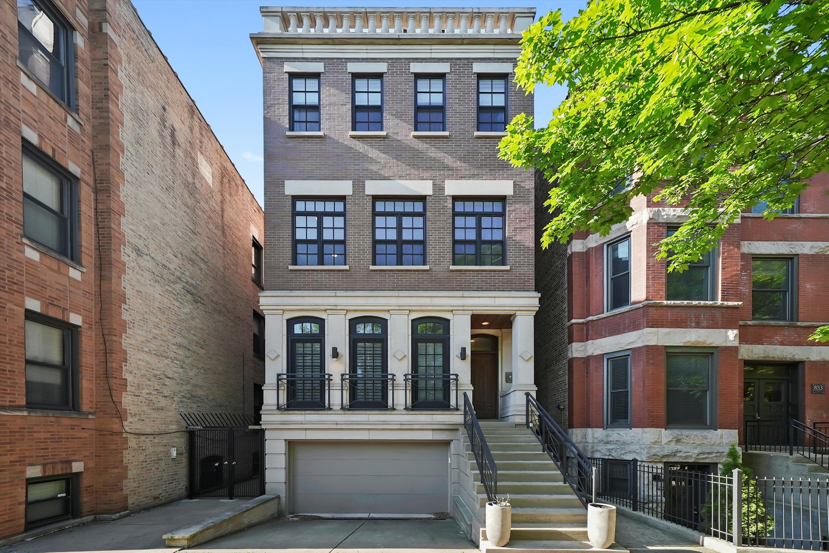 851 W Fletcher Street Unit: 2