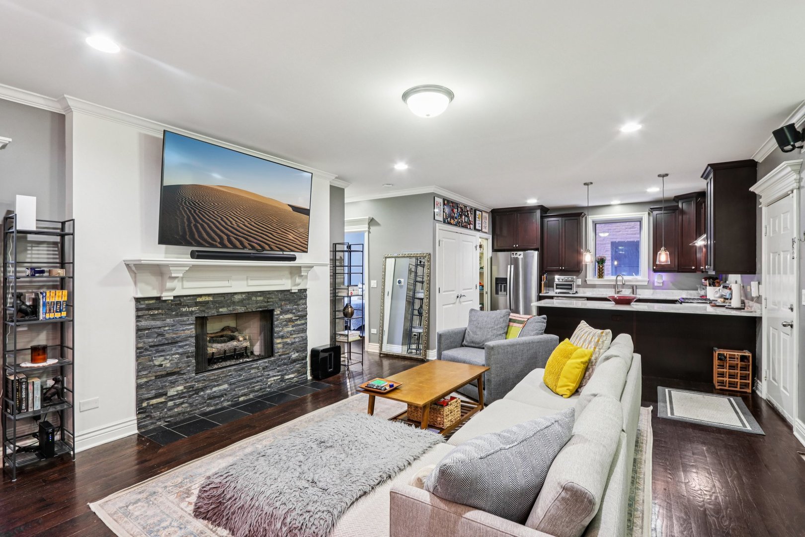 927 W AGATITE Avenue Unit: 1S