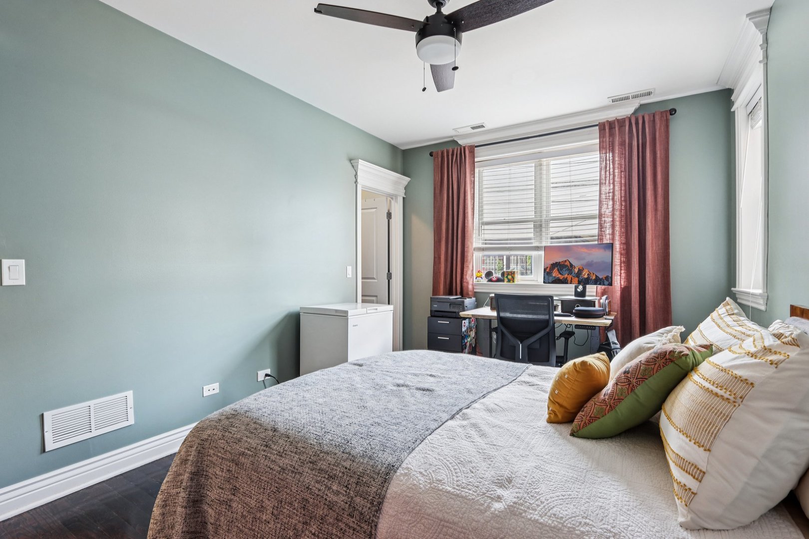 927 W AGATITE Avenue Unit: 1S