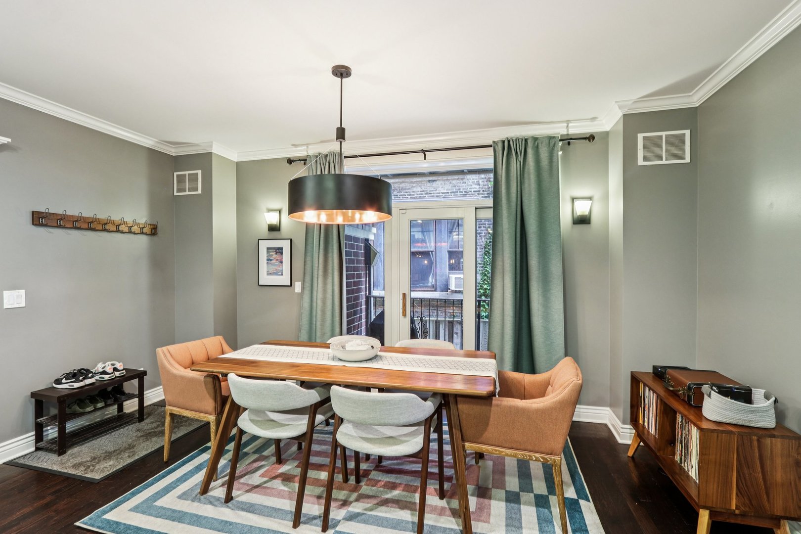 927 W AGATITE Avenue Unit: 1S