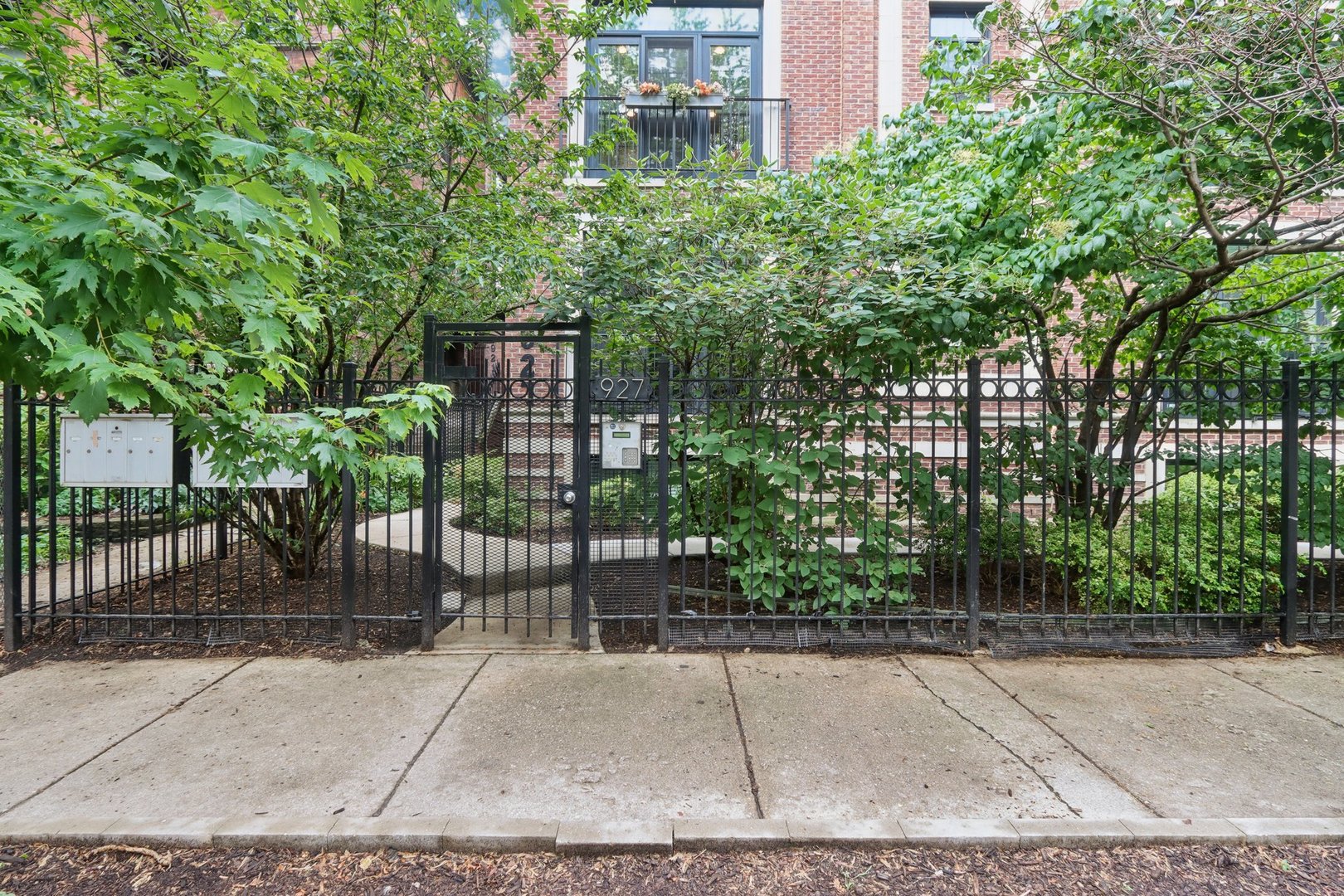 927 W AGATITE Avenue Unit: 1S