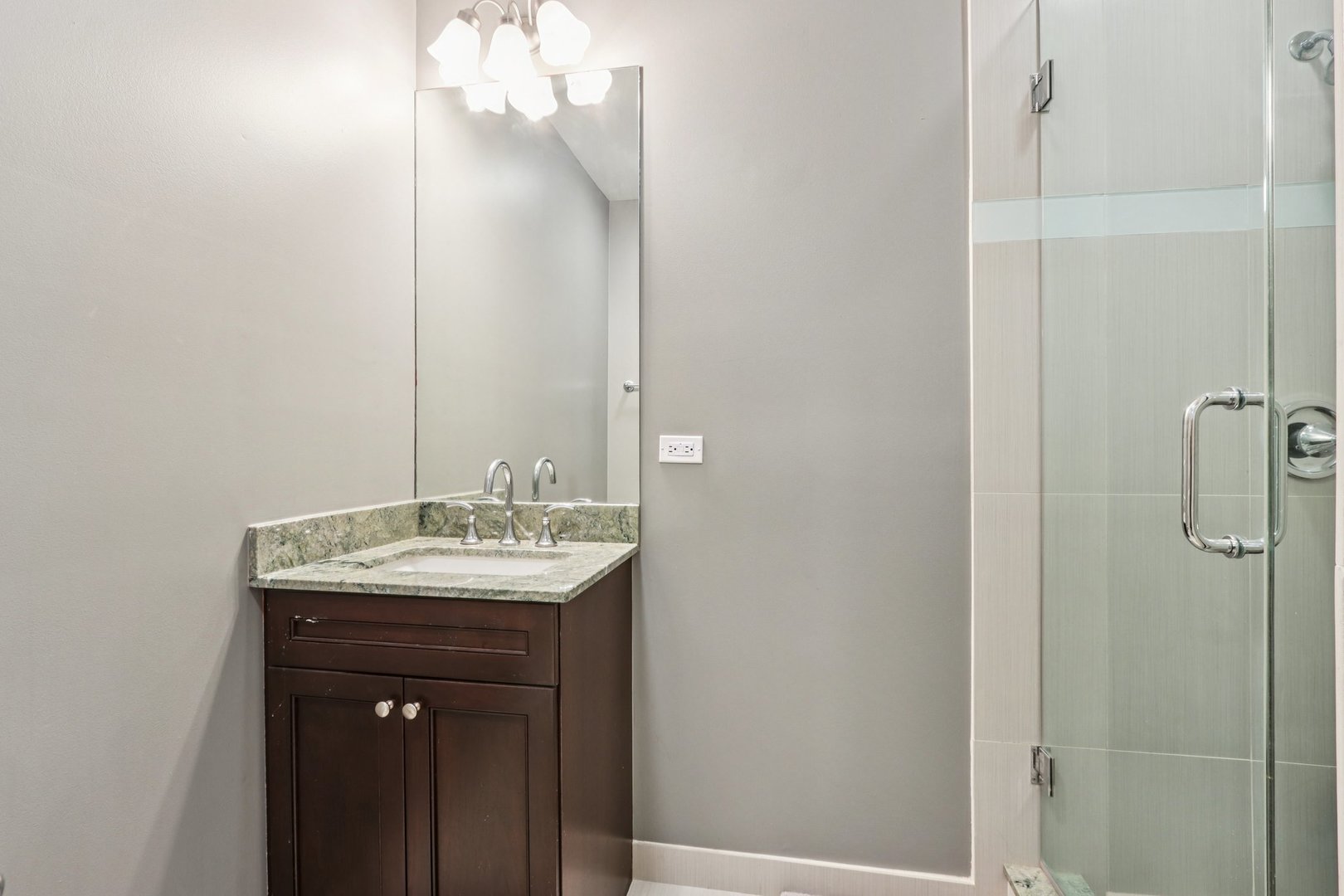 927 W AGATITE Avenue Unit: 1S