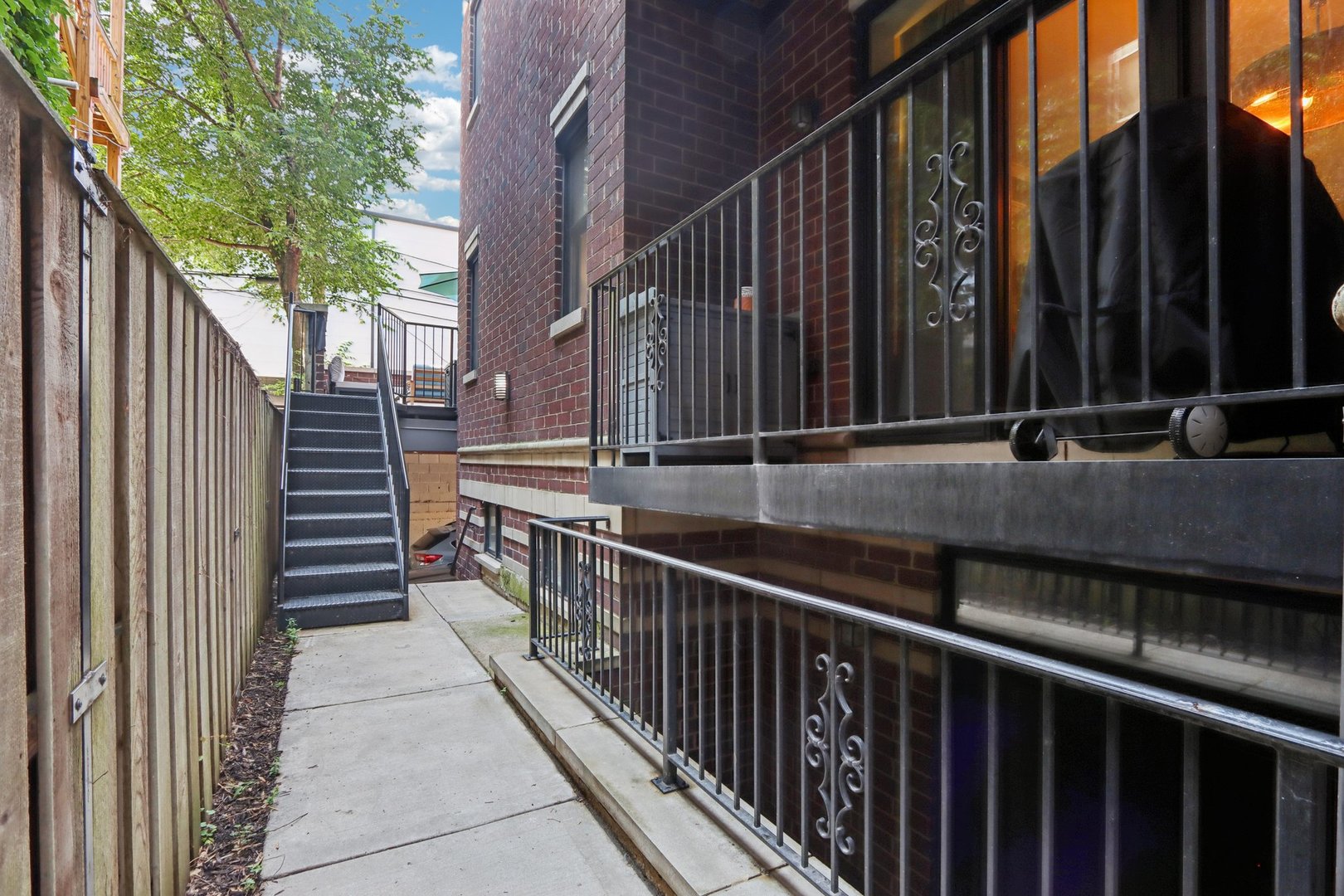 927 W AGATITE Avenue Unit: 1S