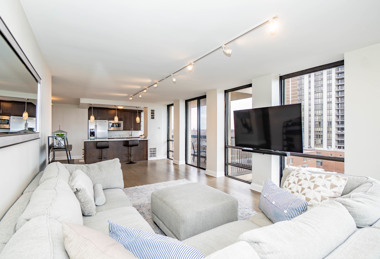 1660 N La Salle Drive Unit: 811