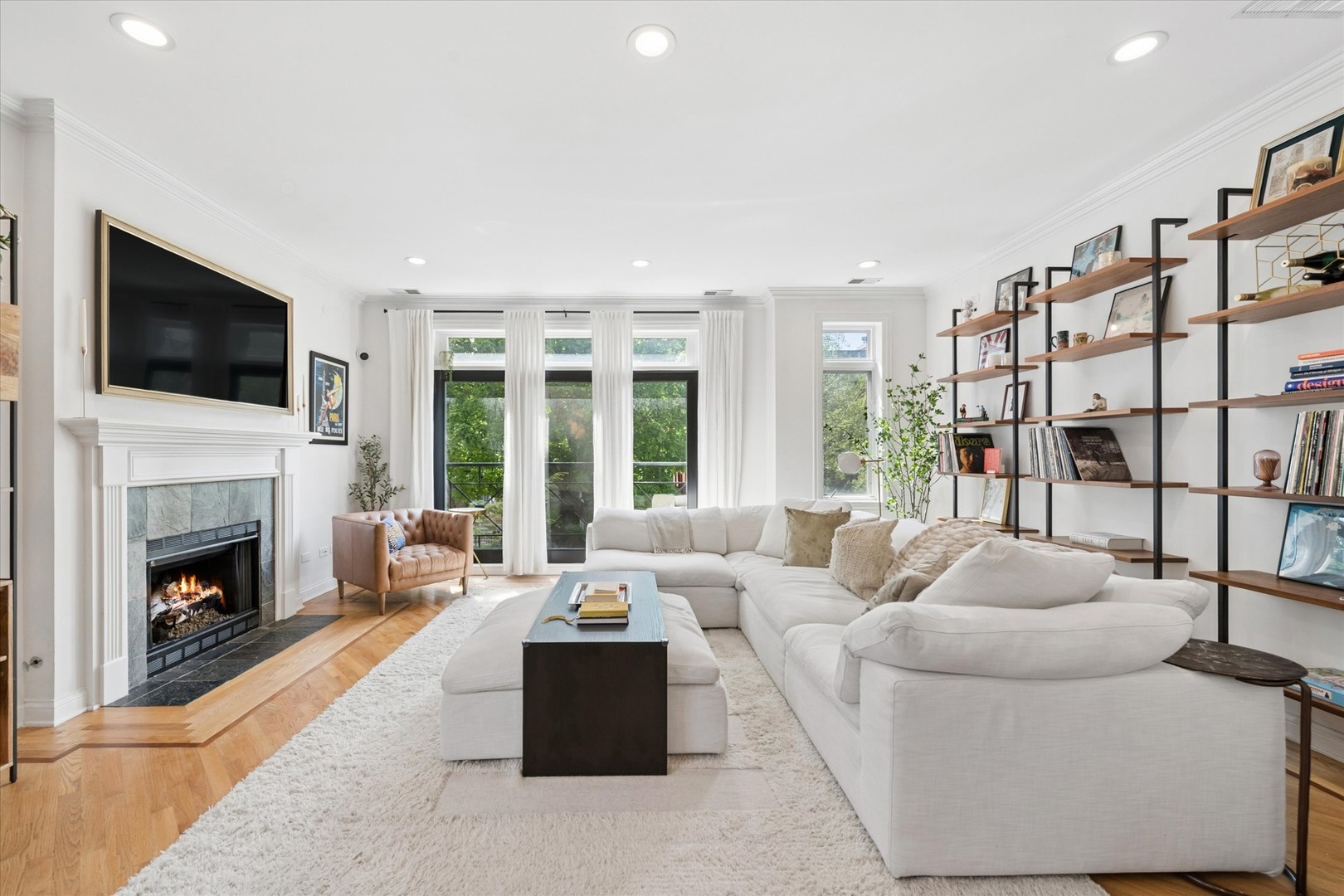 3827 N Greenview Avenue Unit: 2S