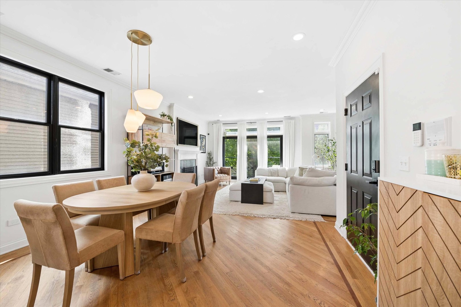 3827 N Greenview Avenue Unit: 2S