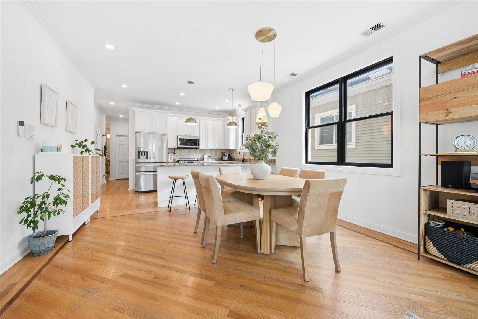 3827 N Greenview Avenue Unit: 2S