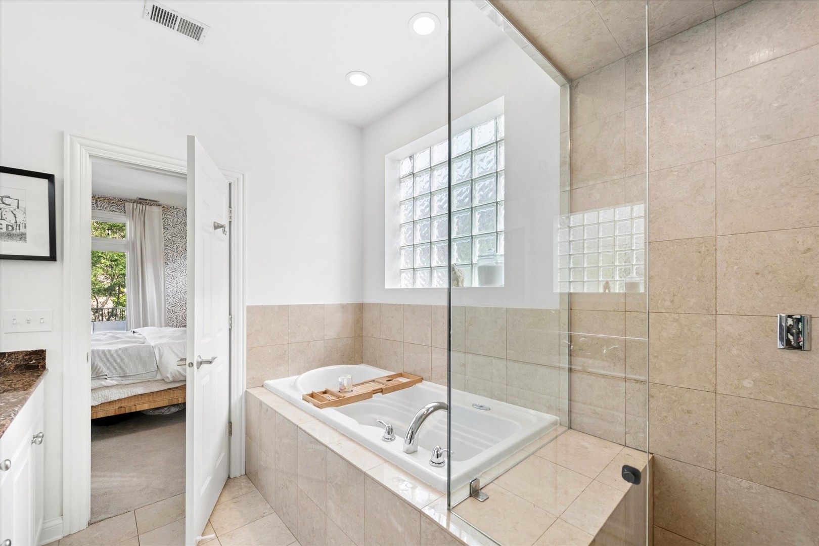 3827 N Greenview Avenue Unit: 2S