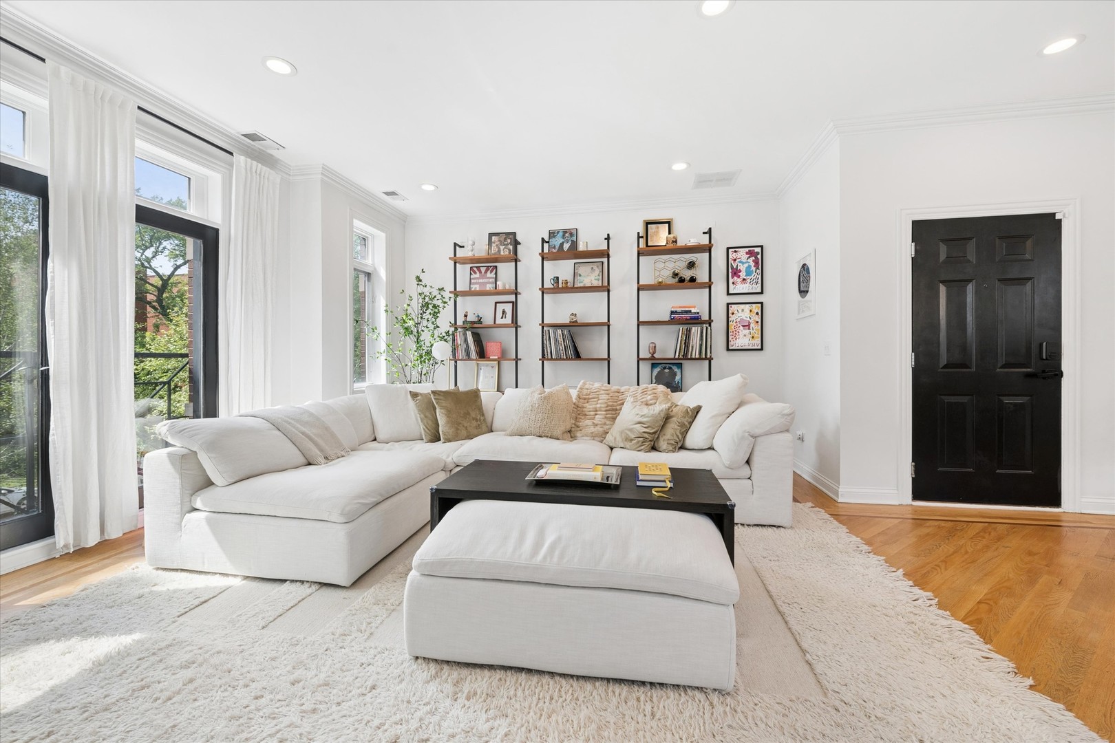3827 N Greenview Avenue Unit: 2S