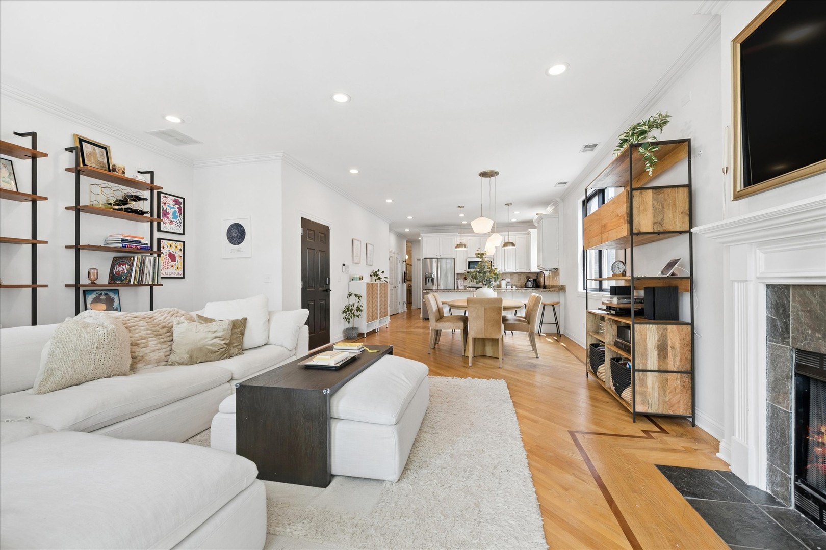 3827 N Greenview Avenue Unit: 2S