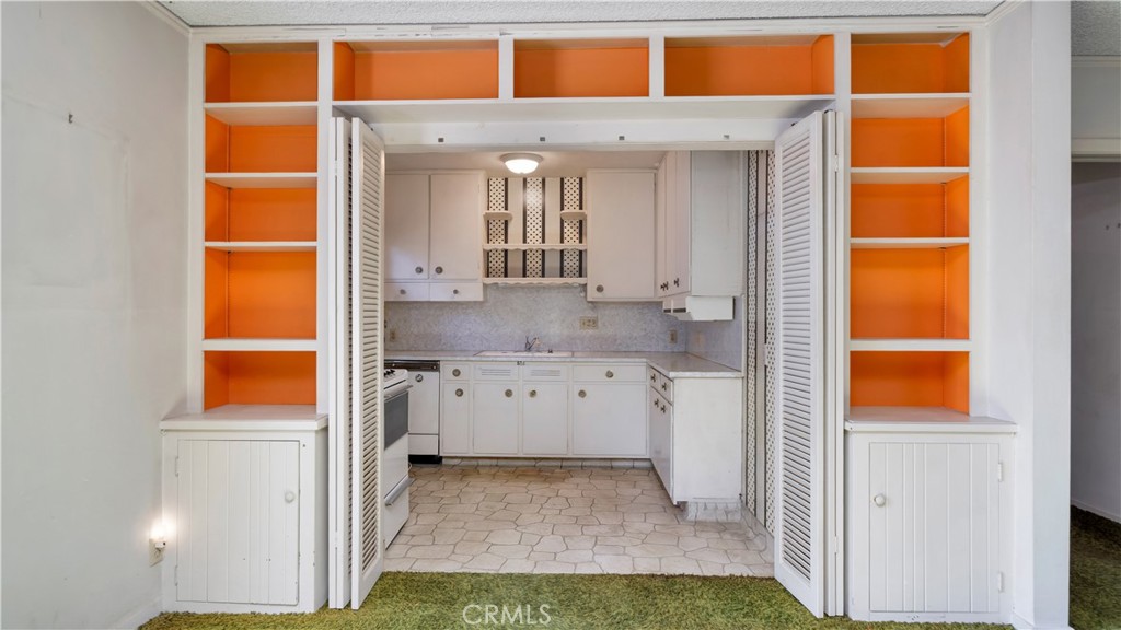 1804 N Heliotrope Drive