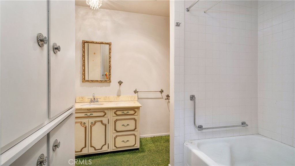 1804 N Heliotrope Drive