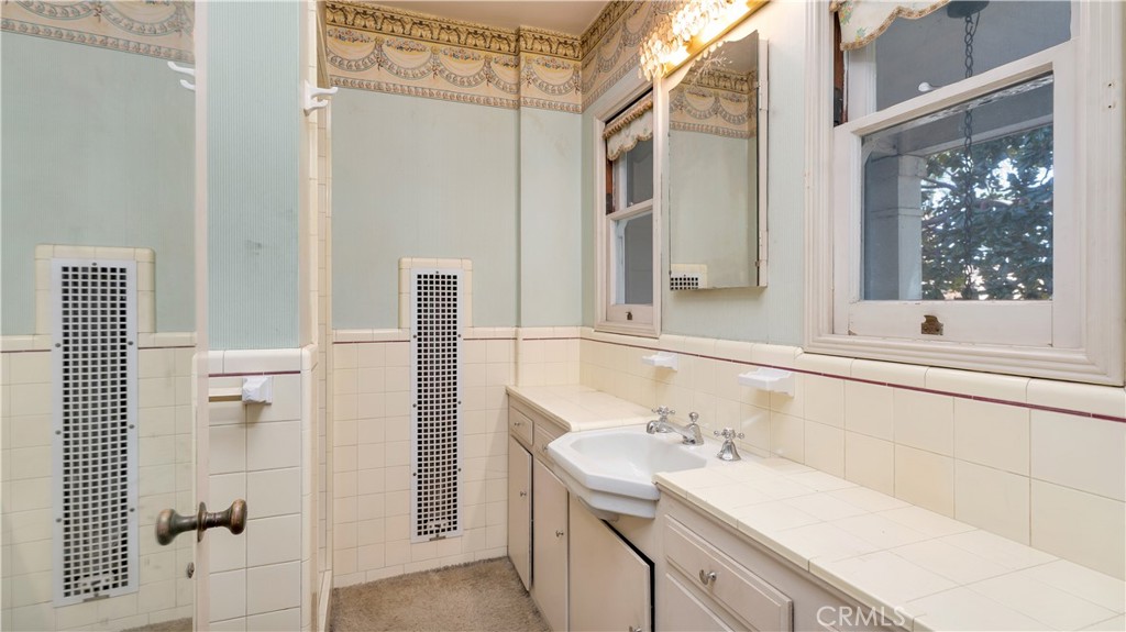 1804 N Heliotrope Drive