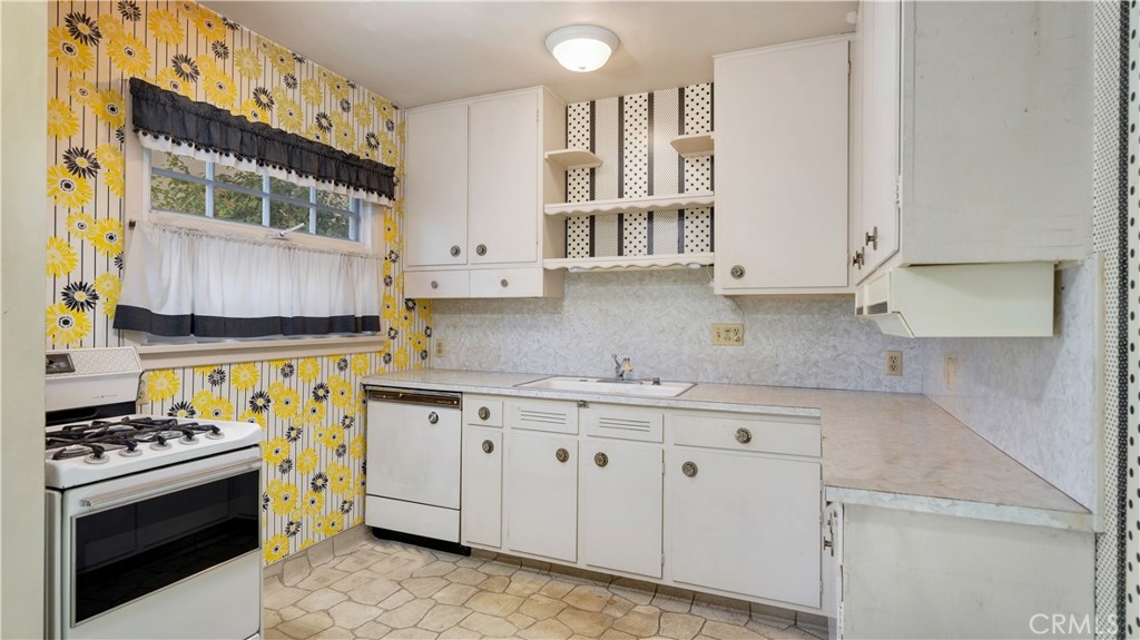 1804 N Heliotrope Drive