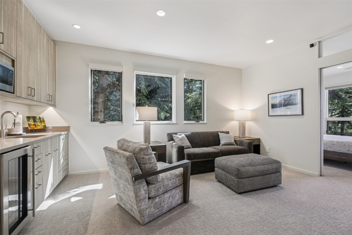 405 Creekside DRIVE