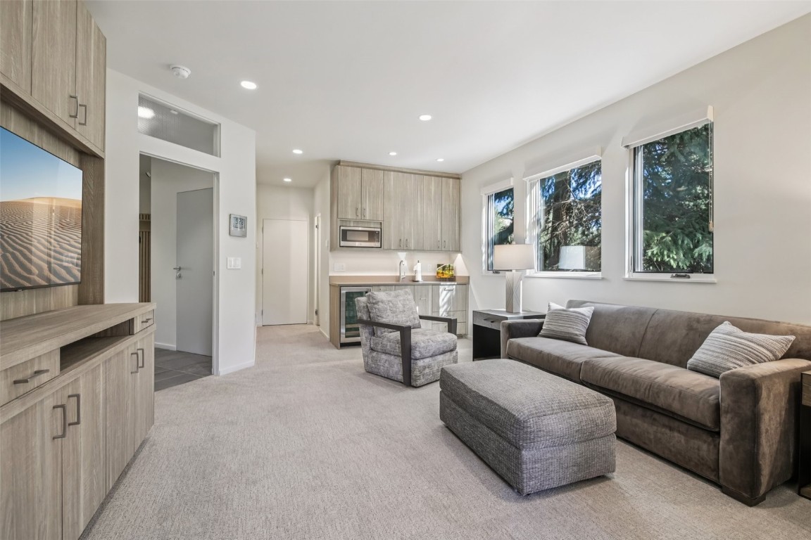 405 Creekside DRIVE