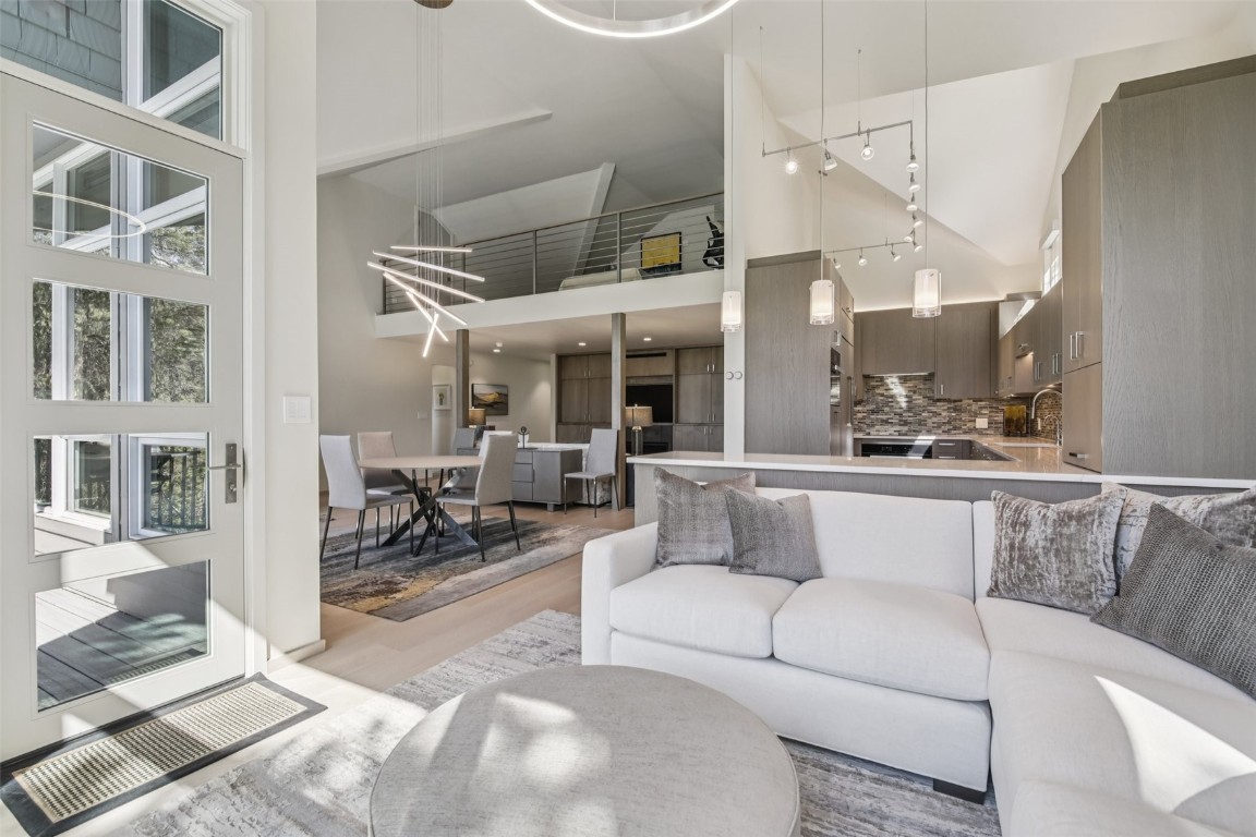 405 Creekside DRIVE