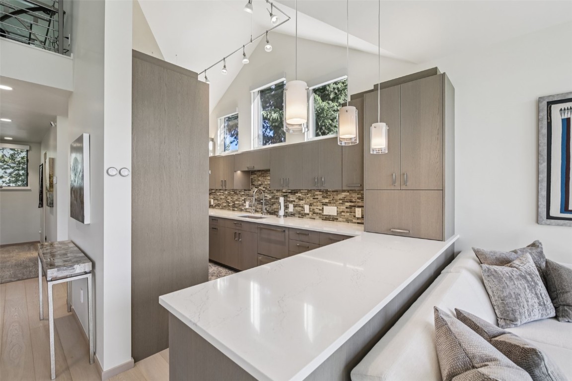 405 Creekside DRIVE
