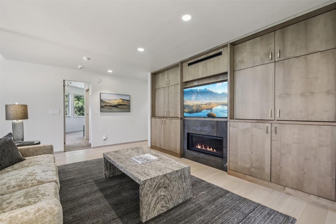 405 Creekside DRIVE