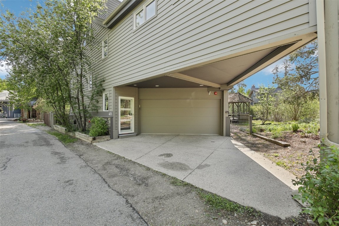 405 Creekside DRIVE