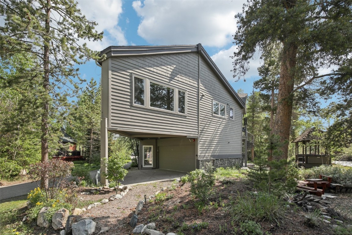 405 Creekside DRIVE