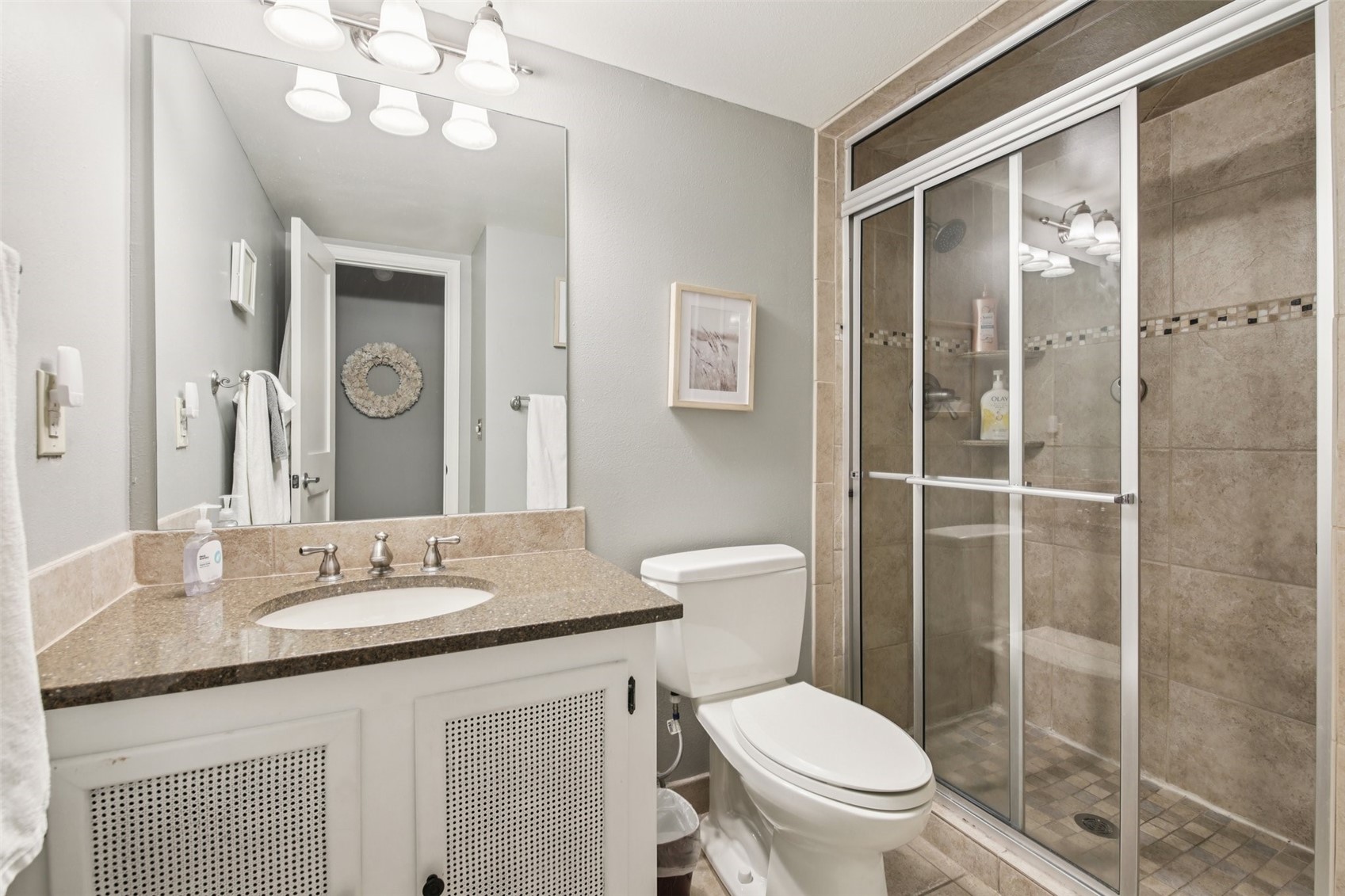 72 Corinthian CIRCLE 202