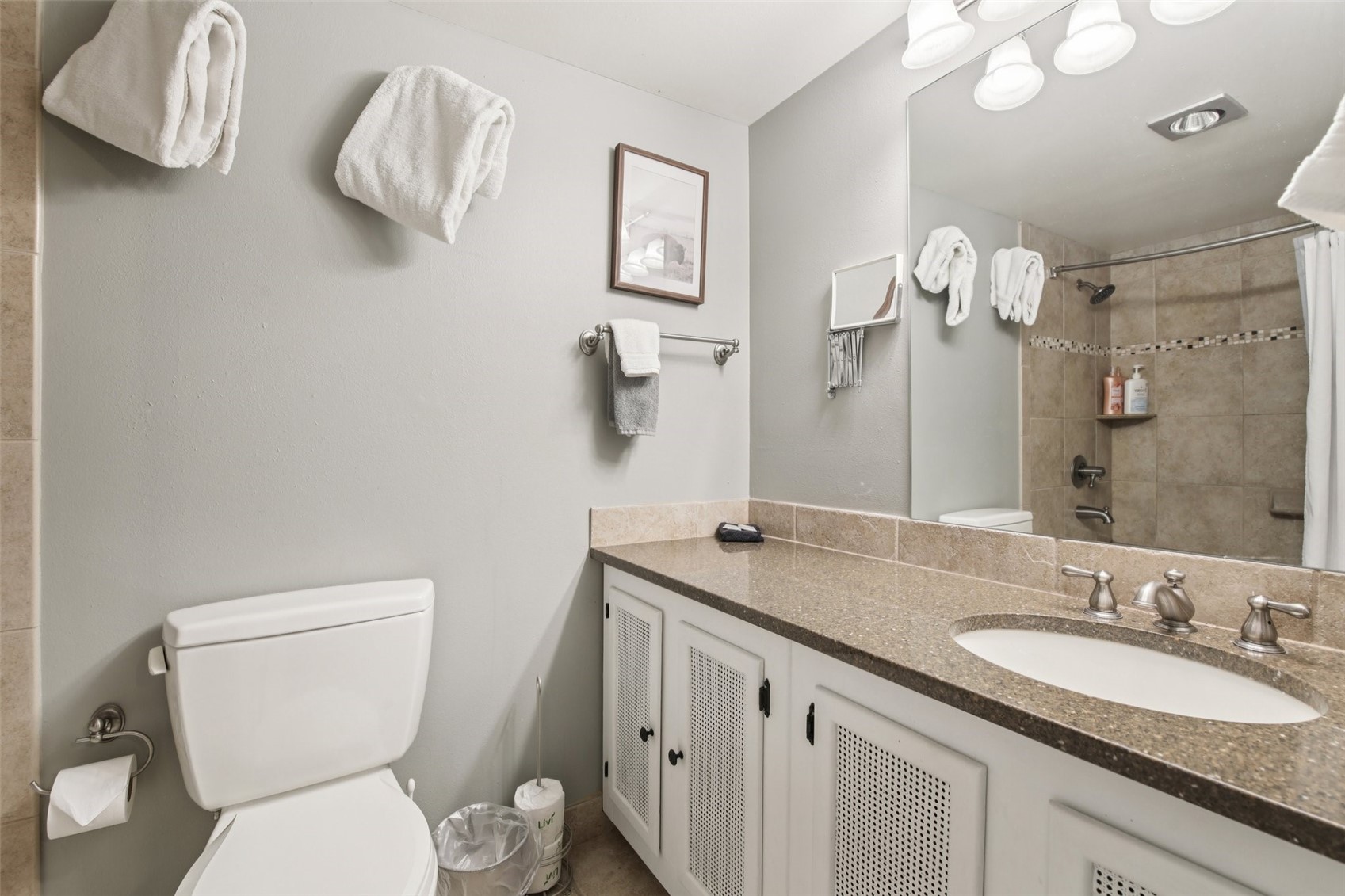 72 Corinthian CIRCLE 202