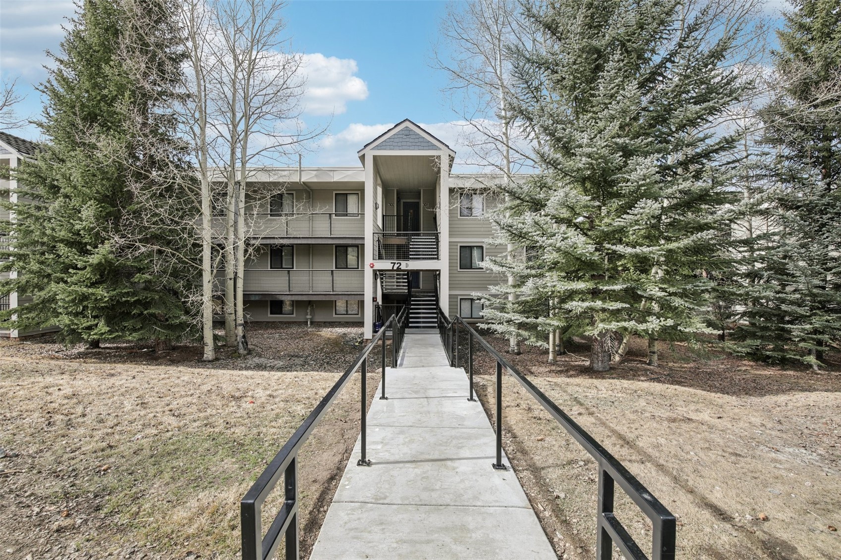 72 Corinthian CIRCLE 202