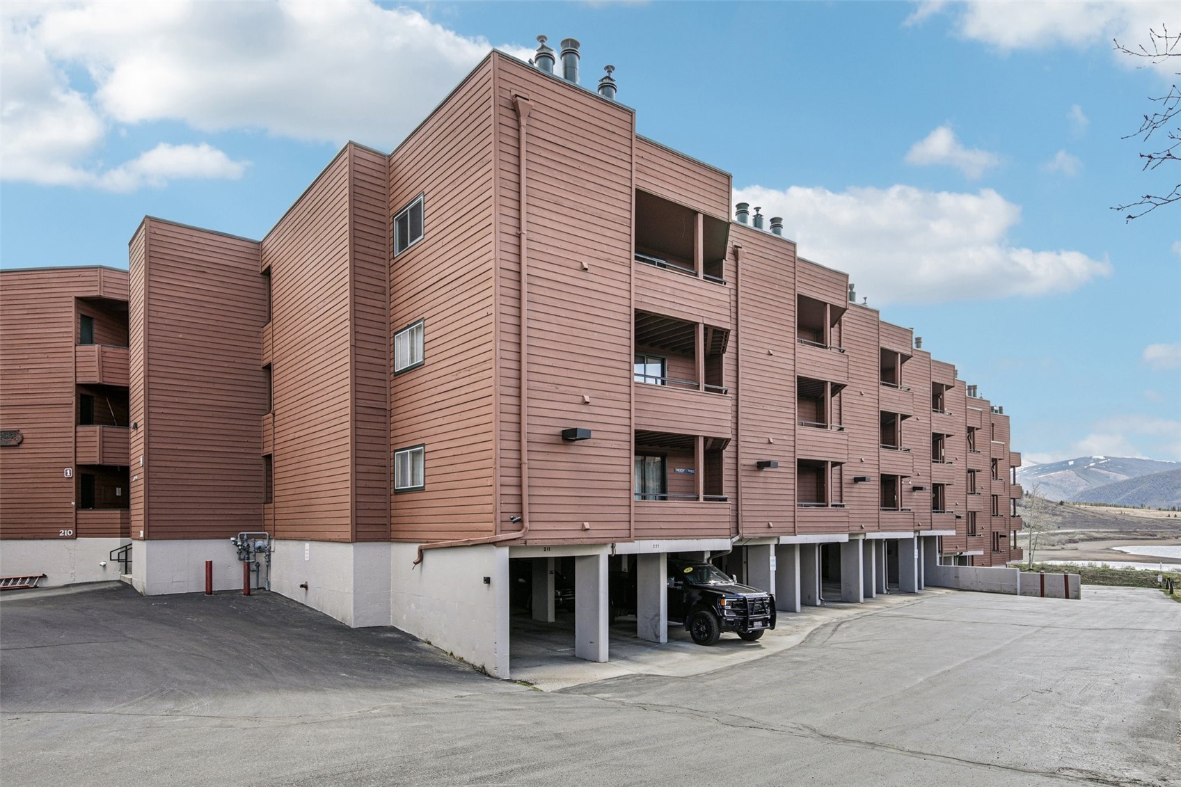 200 E La Bonte STREET 225